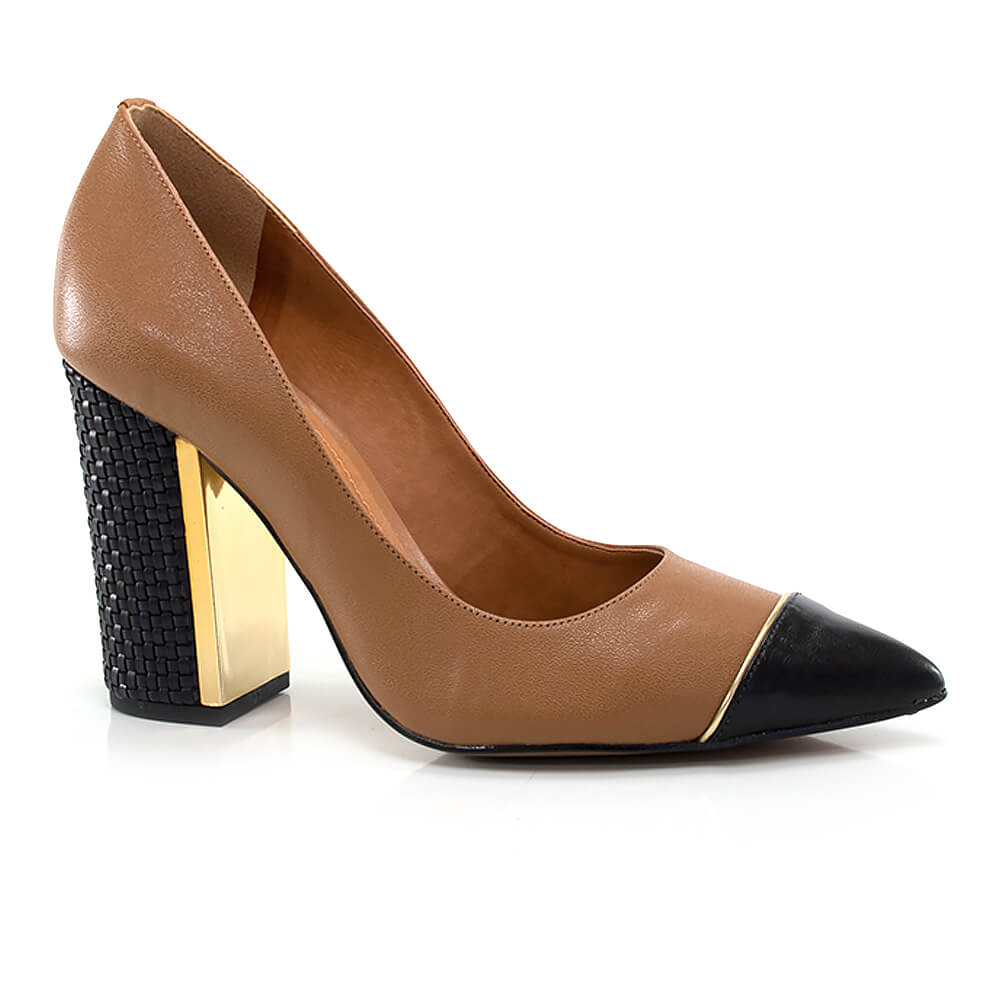 scarpin preto com detalhes dourado