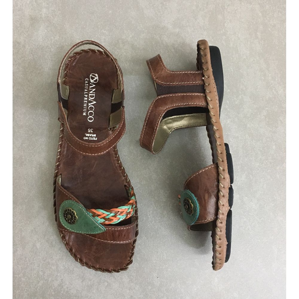 sandálias em couro