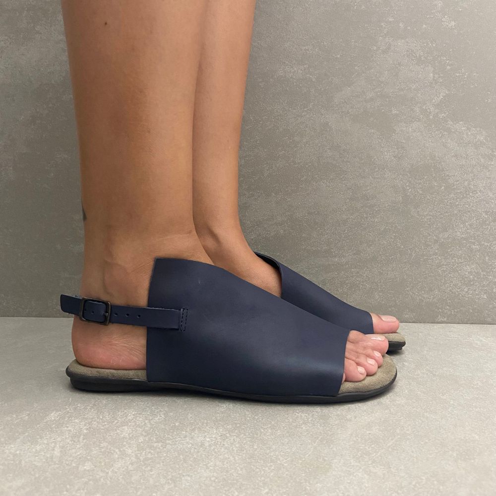 232372-rasteira-aye-aye-fivela-gaspea-couro-marinho-vandacalcados2