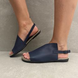 232372-rasteira-aye-aye-fivela-gaspea-couro-marinho-vandacalcados1