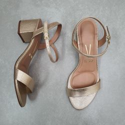 62911400-sandalia-vizzano-salto-medio-bloco-festa-lezard-dourado-vandacalcados1