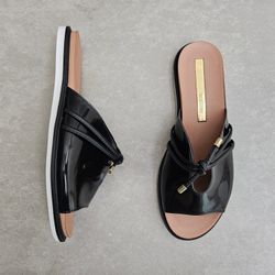 5443116-rasteira-moleca-no-detalhe-gaspea-verniz-preto-vandacalcados1