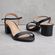 6291900-sandalia-feminina-vizzano-salto-bloco-medio-preto-vandacalcados4