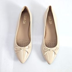 830215762-sapatilha-feminina-sua-cia-bico-fino-laco-verniz-areia-vandacalcados--3-