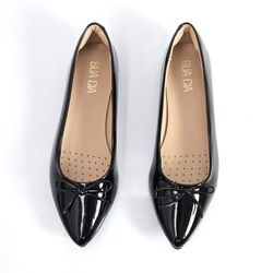 830215762-sapatilha-feminina-sua-cia-bico-fino-laco-verniz-preto-vandacalcados--4-