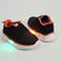 2620121-tenis-infantil-menino-molekinho-slip-on-led-preto-laranja-vandinha--1-