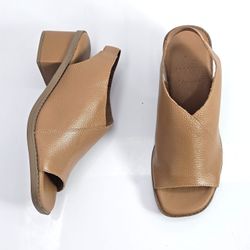 459246-sandalia-feminina-anne-moraes-salto-medio-pala-couro-whisky-vandacalcados--4-