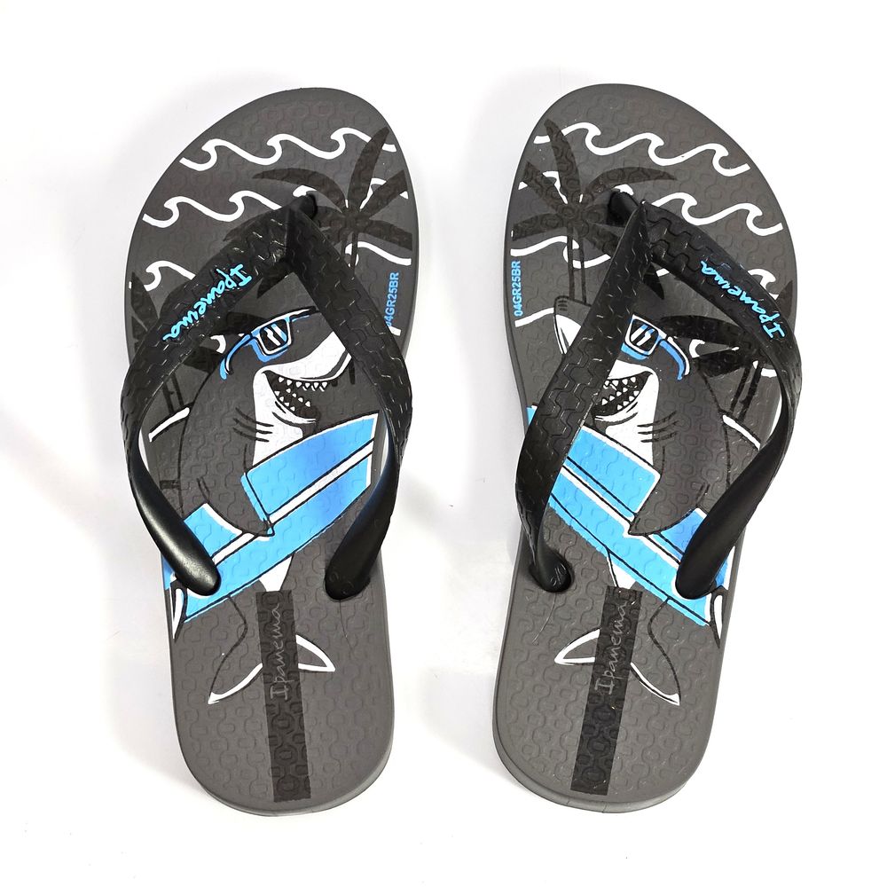 27012-chinelo-infantil-ipanema-kids-fantasia-cinza-preto-azul-tubarao-vandinha--2-